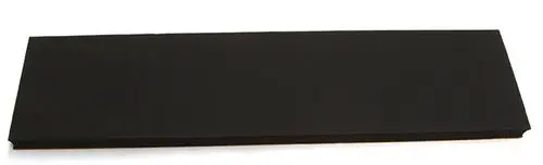 Schwarze Dämmplatte, flach und rechteckig, geeignet für den Einsatz mit Daikin Altherma R Hybrid zur Wärmedämmung.